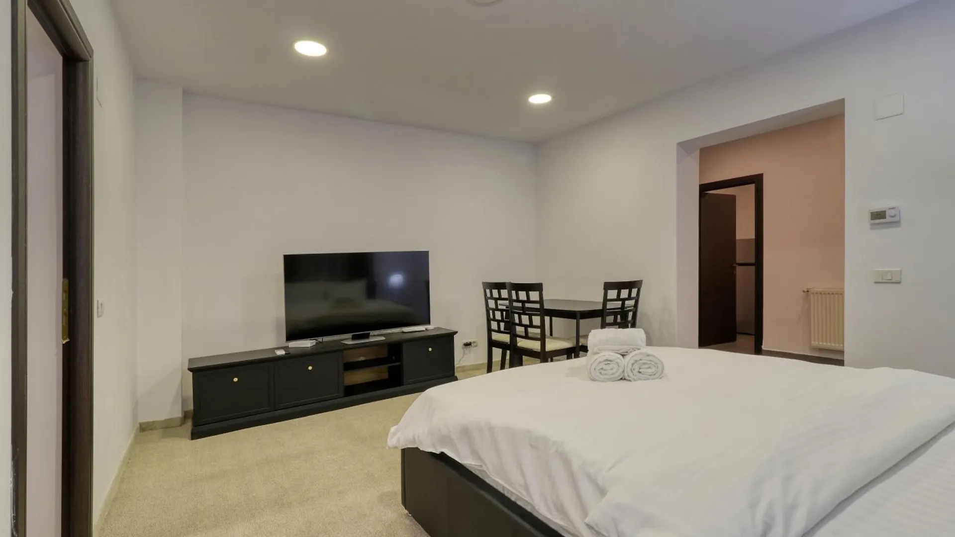 2 Hidden Gems - All U Need - By Uni88 Apartments Bucharest