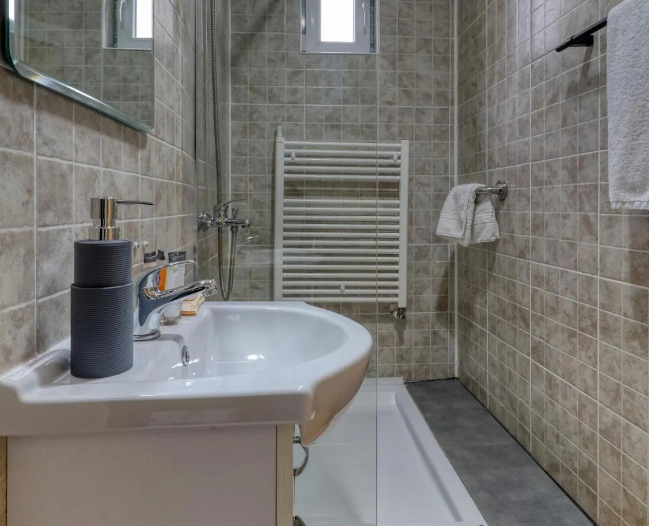 2 Hidden Gems - All U Need - By Uni88 Apartments Bucharest