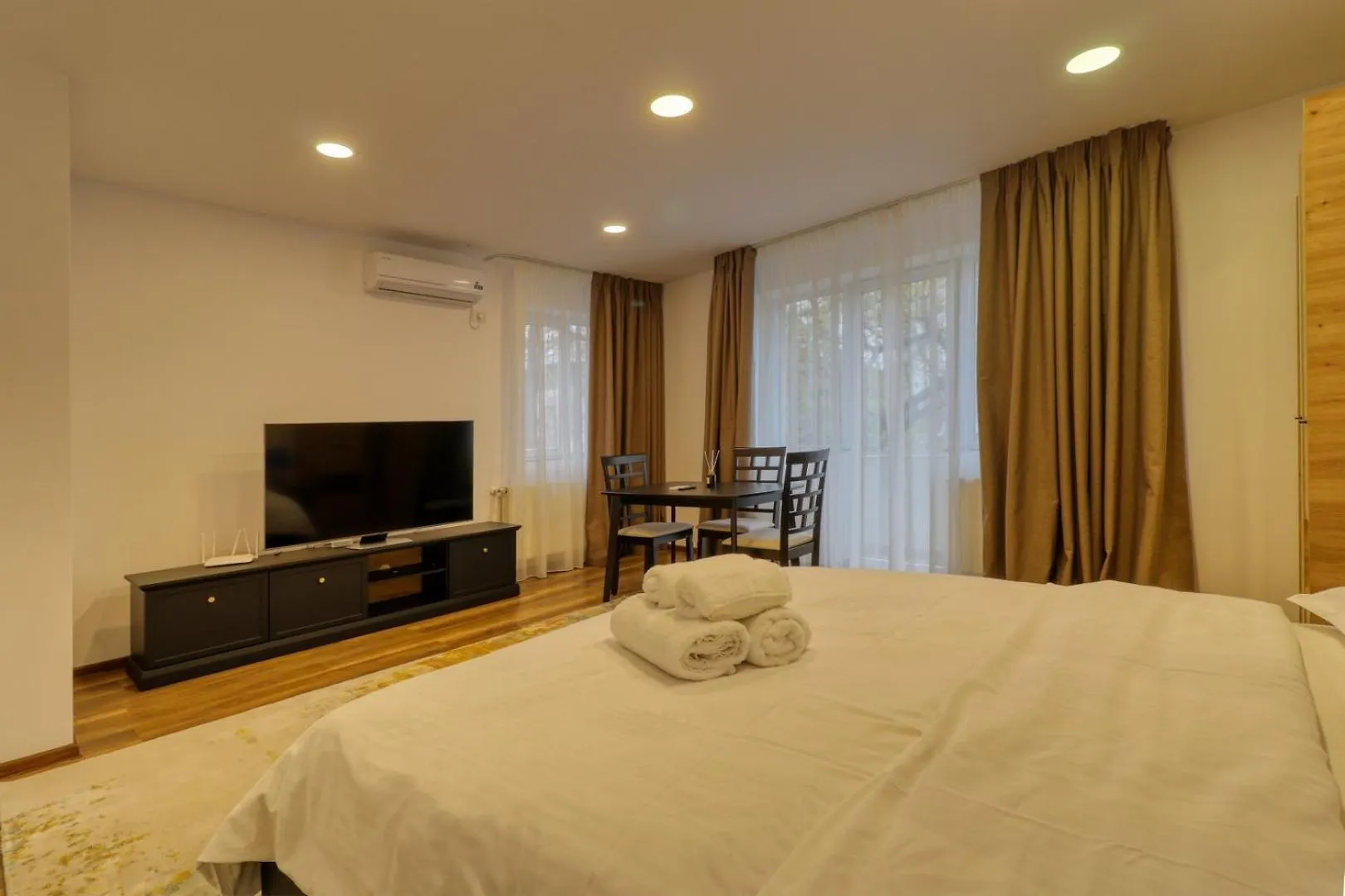 2 Hidden Gems - All U Need - By Uni88 Apartments Bucharest Romania